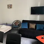Tres Joli 2 Pieces Calme Au Coeur De Paris